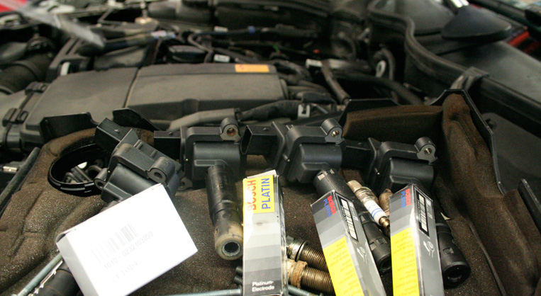 Motorrom med deler og verktøy